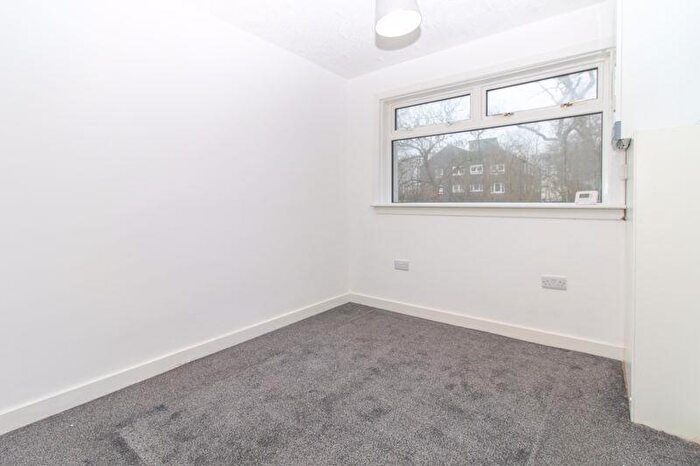3 Bedroom Flat To Rent In Nobleston Estate, Alexandria, G83