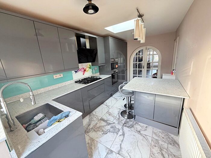 4 Bedroom Semi-Detached House To Rent In Stratford Road, Birmingham, B28