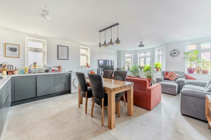 2 Bedroom Flat To Rent In Cunningham Park, Harrow, HA1