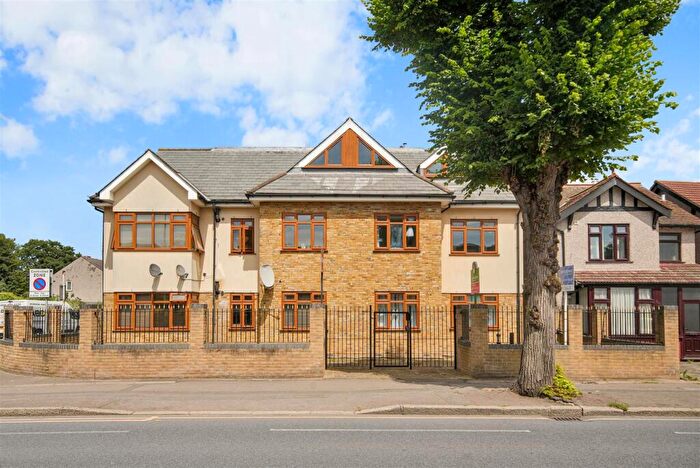 2 Bedroom Flat For Sale In Mawney Road, Romford, RM7
