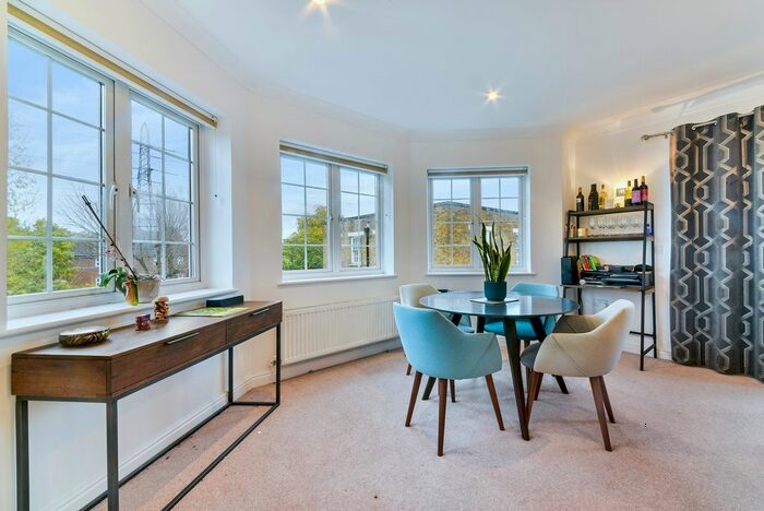 2 Bedroom Flat To Rent In South Road, SW19