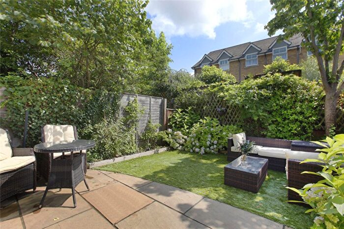 2 Bedroom Property To Rent In St Catherine's Close, Wandsworth Common, SW17