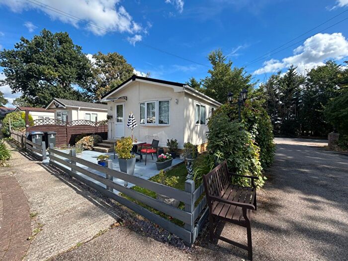2 Bedroom Mobile/park Home For Sale In St Johns Park, Theobalds Park Road, Enfield, EN2