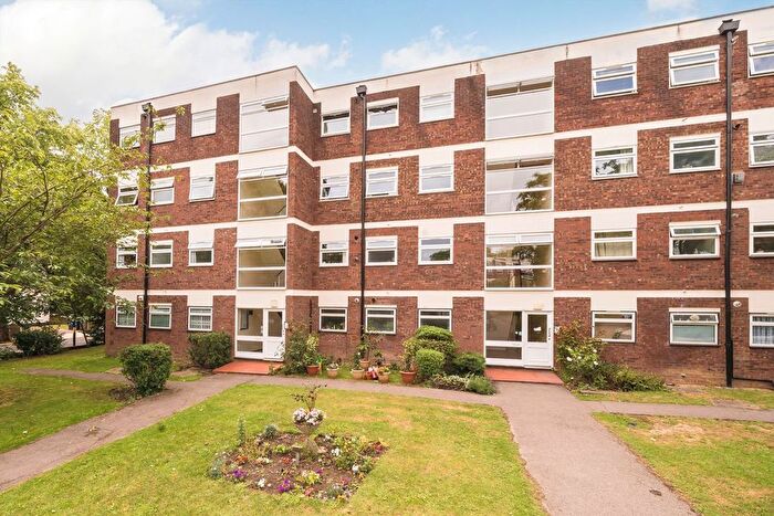 2 Bedroom Flat For Sale In Pinewood Grove, Ealing, W5