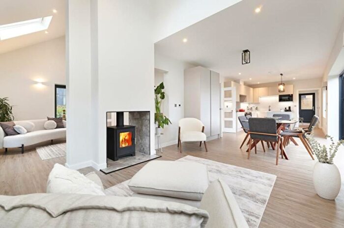 4 Bedroom Detached House To Rent In Chartland Close, Bookham, KT23