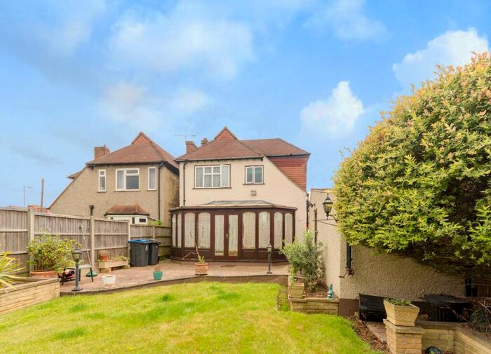 3 Bedroom Detached House To Rent In Amberwood Rise, New Malden, KT3