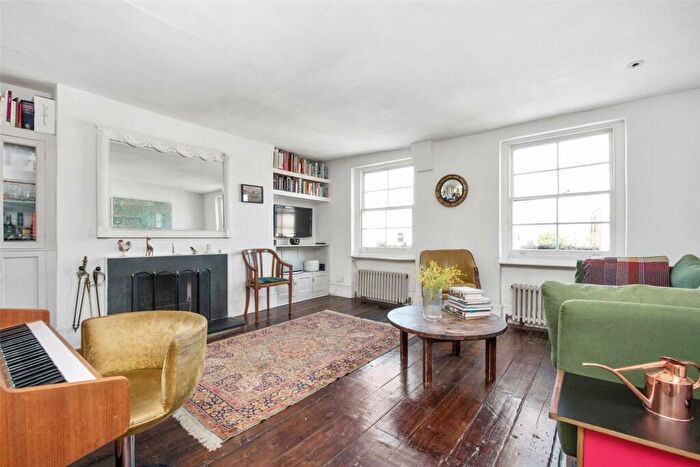 2 Bedroom Maisonette To Rent In Essex Road, Islington, London, N1