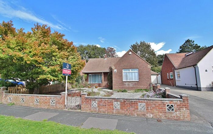 4 Bedroom Detached Bungalow For Sale In The Thicket, Down End, PO16