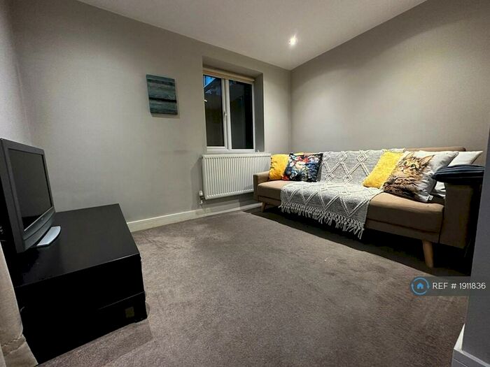 2 Bedroom Flat To Rent In Wootton Close, Emerson Park, RM11