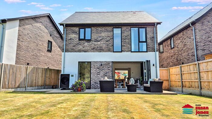 3 Bedroom Detached House For Sale In Penrallt, Pwllheli, LL53