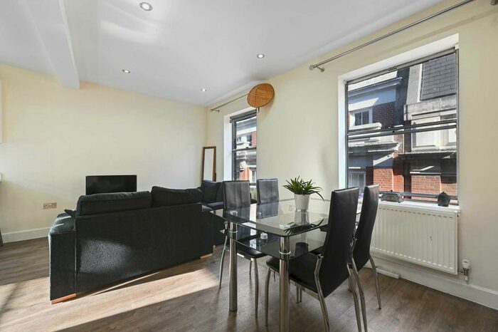 2 Bedroom Flat To Rent In Artillery Lane, Liverpool Street, E1