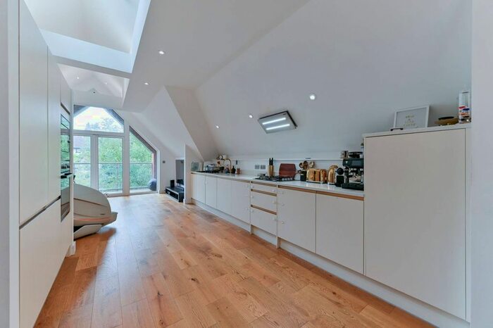 2 Bedroom Flat To Rent In Woodcote Grove Road, Coulsdon, CR5