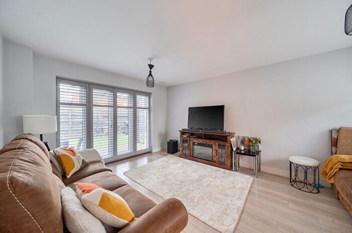 3 Bedroom Semi Detached House For Sale In Padworth Avenue, Reading, Berkshire, RG2