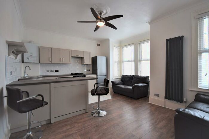 3 Bedroom Flat To Rent In Brownhill Road, Catford, SE6