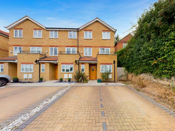 4 Bedroom Town House To Rent In Kingsmead Road, High Wycombe, HP11