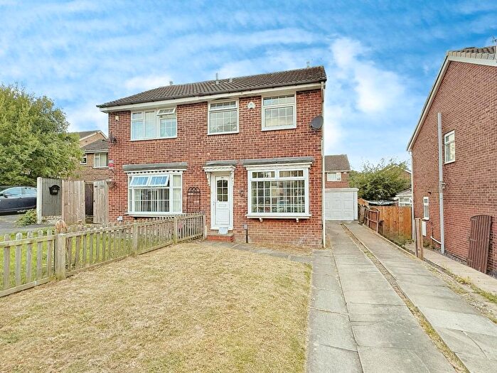 2 Bedroom Property For Sale In Fieldway Close, Leeds, LS13