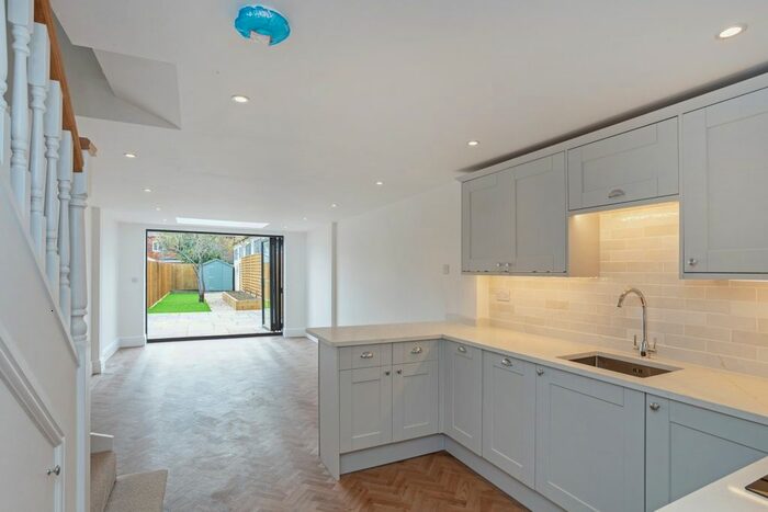 2 Bedroom Flat To Rent In Station Road, Marlow, SL7