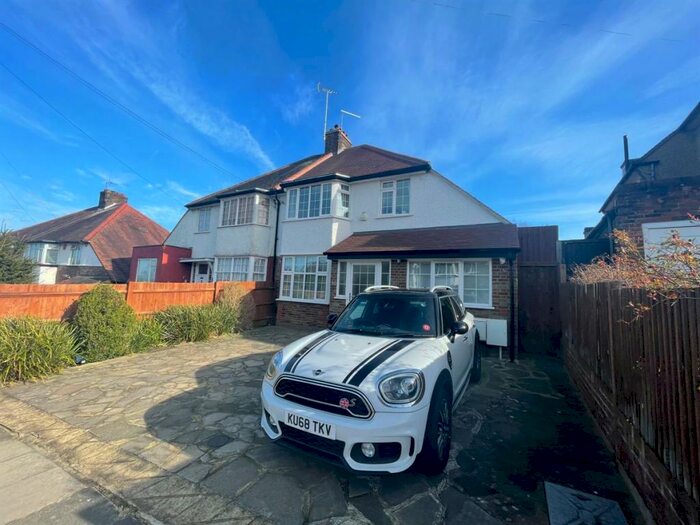 4 Bedroom Semi-Detached House To Rent In Wentworth Avenue, London, N3