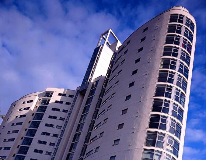 2 Bedroom Flat To Rent In Altolusso, Bute Terrace, Cardiff, CF10