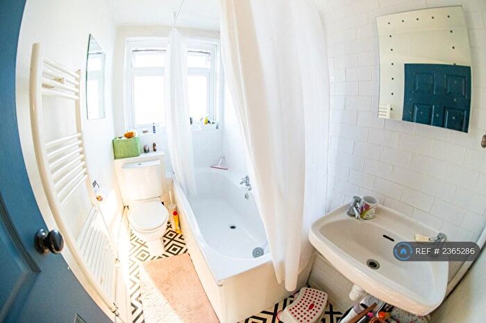 2 Bedroom Flat To Rent In Carlton Court, Southampton, SO15
