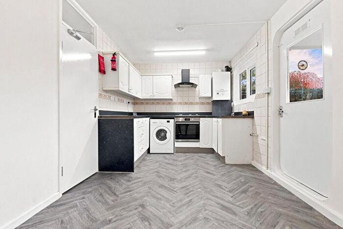 3 Bedroom End Of Terrace House To Rent In Robinsway, Waltham Abbey, EN9