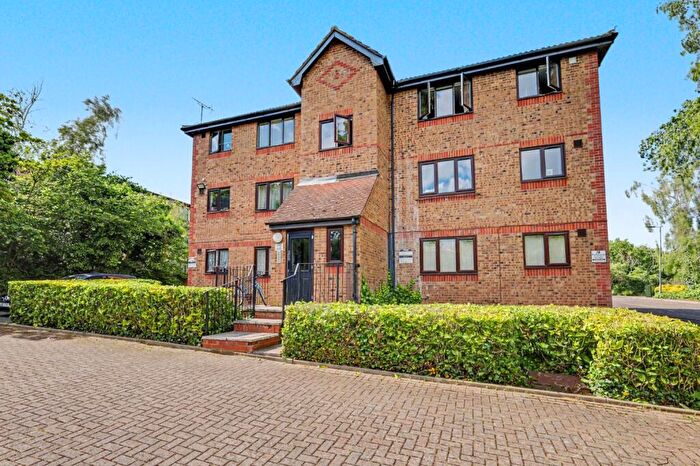 1 Bedroom Apartment For Sale In Chestnut Road, Basildon, Essex, SS16