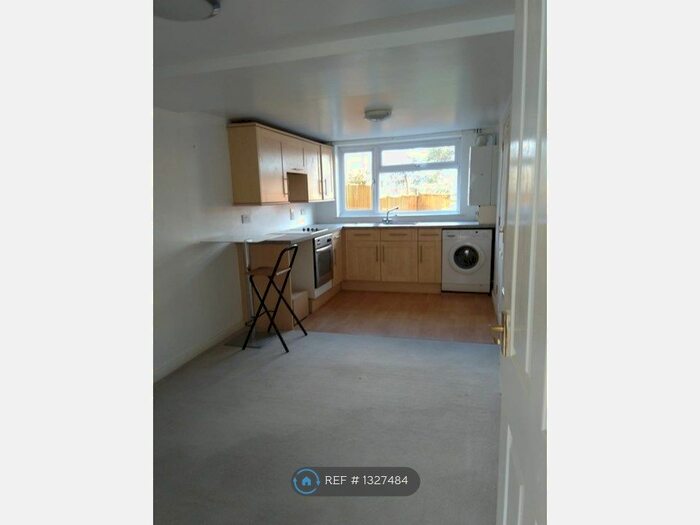 1 Bedroom Flat To Rent In Chantry Close, Windsor SL4