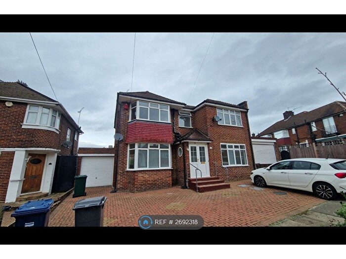 4 Bedroom Detached House To Rent In Blackwell Gardens, Edgware, HA8