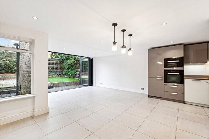2 Bedroom Flat To Rent In Mallinson Road, London, SW11