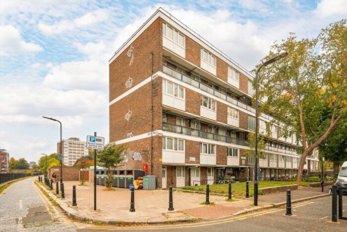 3 Bedroom Maisonette To Rent In Pownall Road, Broadway Market, E8