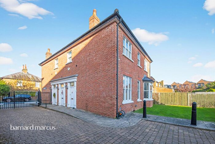 2 Bedroom Flat For Sale In Leinster Mews, Barnet, EN5