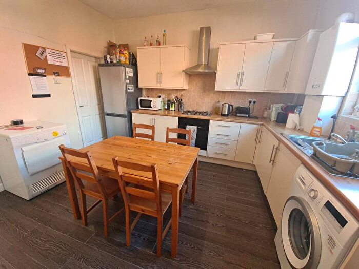 4 Bedroom House To Rent In Hessle View, Leeds, LS6