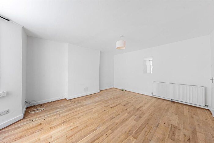 2 Bedroom Flat To Rent In Coningham Road, London, W12
