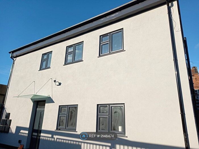 Studio To Rent In Back Lane, Romford, RM6