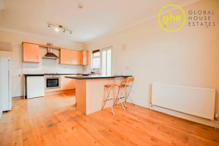 2 Bedroom Flat To Rent In Venetian Road, Camberwell Green, London, SE5