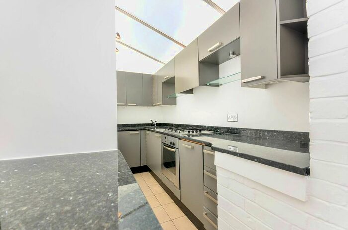 2 Bedroom Maisonette To Rent In New Kings Road, Parsons Green, London, SW6