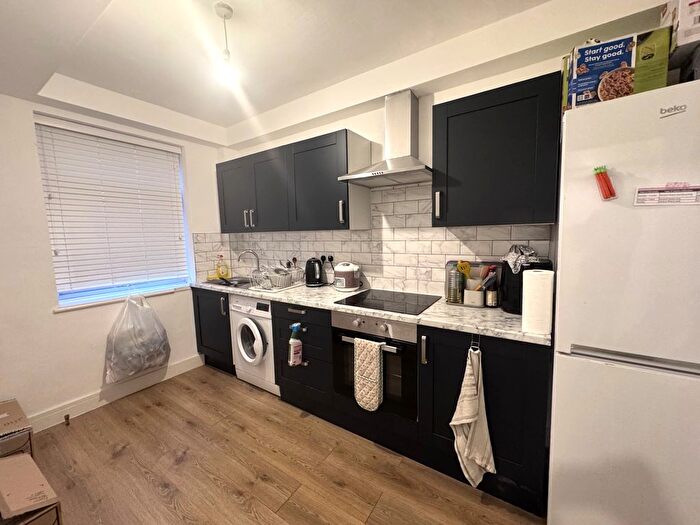 2 Bedroom Flat To Rent In Commercial Road, London, E1