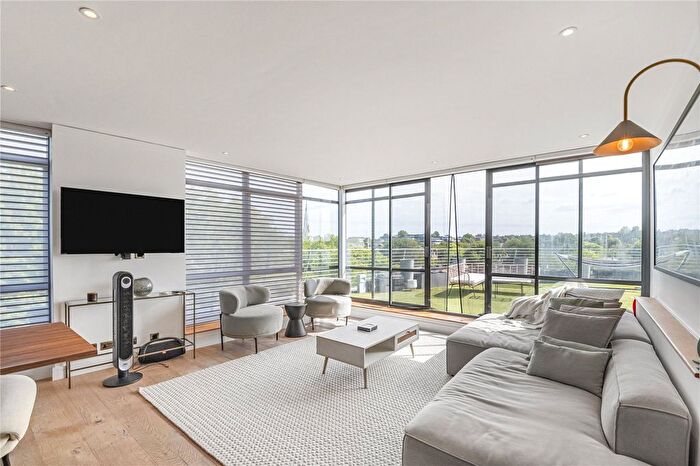 3 Bedroom Flat To Rent In Upper Richmond Road, Putney, London, SW15