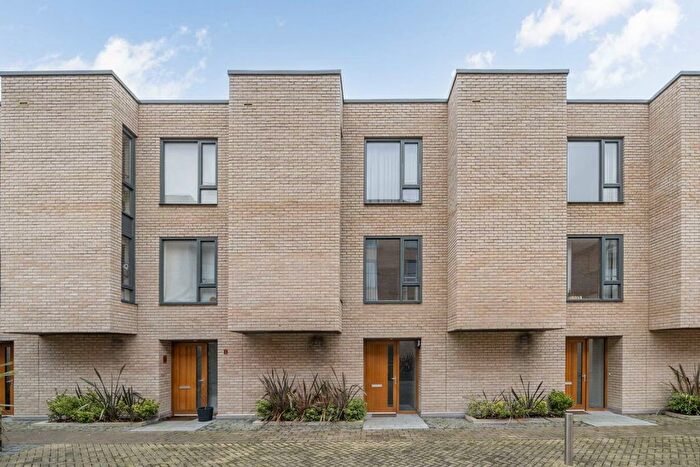 3 Bedroom Flat To Rent In Vinery Way, Hammersmith, W6