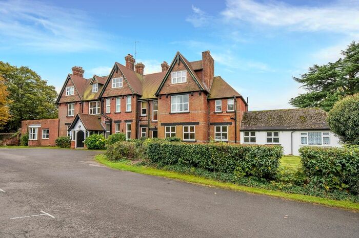 2 Bedroom Flat To Rent In Ends Place, Byfleets Lane, Warnham, Horsham, RH12