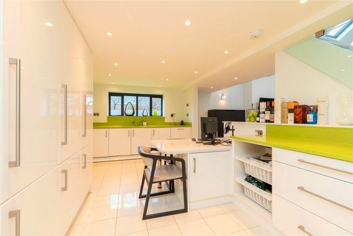 2 Bedroom Detached House To Rent In Wycombe End, Beaconsfield, Buckinghamshire, HP9