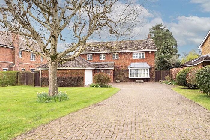 4 Bedroom Detached House For Sale In The Uplands, Harpenden, AL5