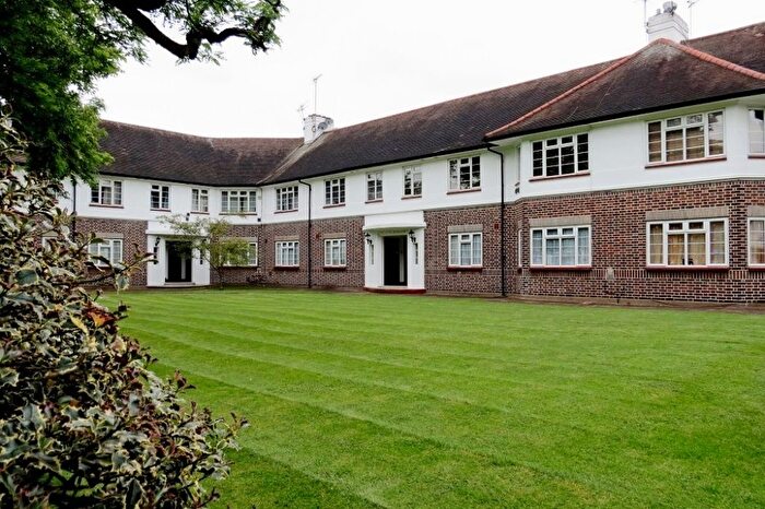 3 Bedroom Flat To Rent In The Brooklands, Isleworth, Middlesex, TW7