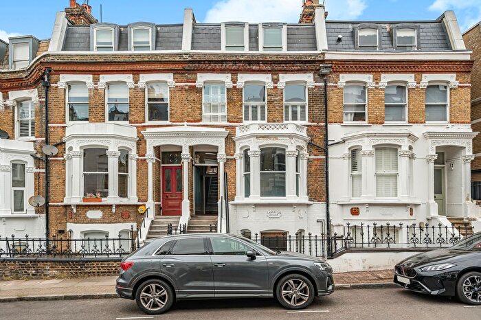 3 Bedroom Maisonette For Sale In Lucerne Road, London, N5