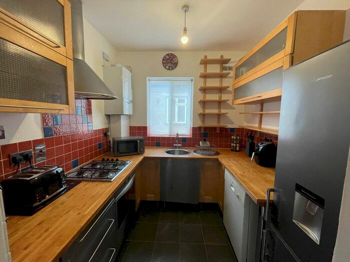 2 Bedroom Flat To Rent In Hibbert Road, Walthamstow, London, E17