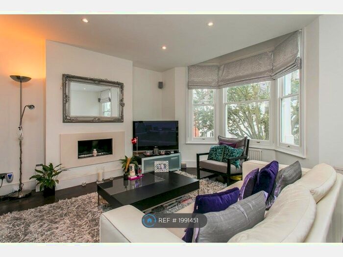 2 Bedroom Flat To Rent In Clapham South, London, SW4