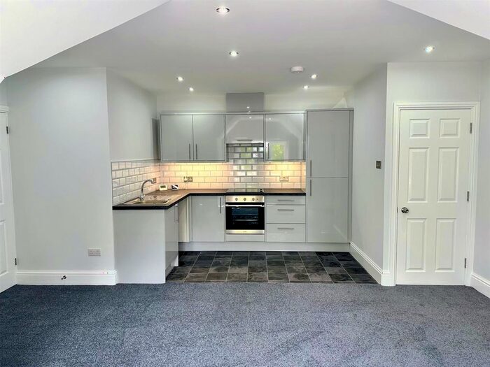 3 Bedroom Flat To Rent In Hagley Road, Edgbaston, Birmingham, B17