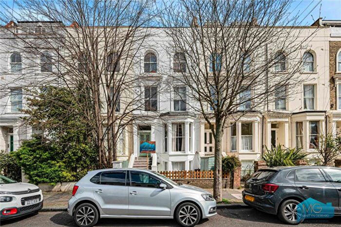 2 Bedroom Apartment For Sale In Yonge Park, London, N4