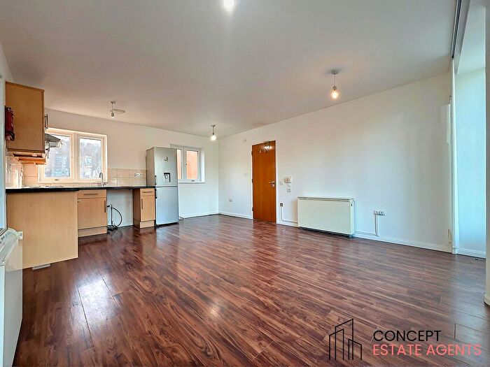 3 Bedroom Flat To Rent In London Road, Mitcham, Surrey, CR4