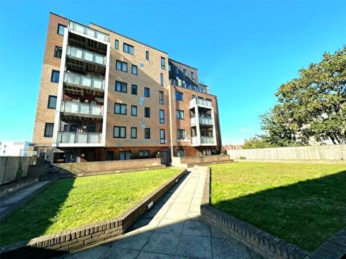 2 Bedroom Flat To Rent In High Street, Hounslow, TW3
